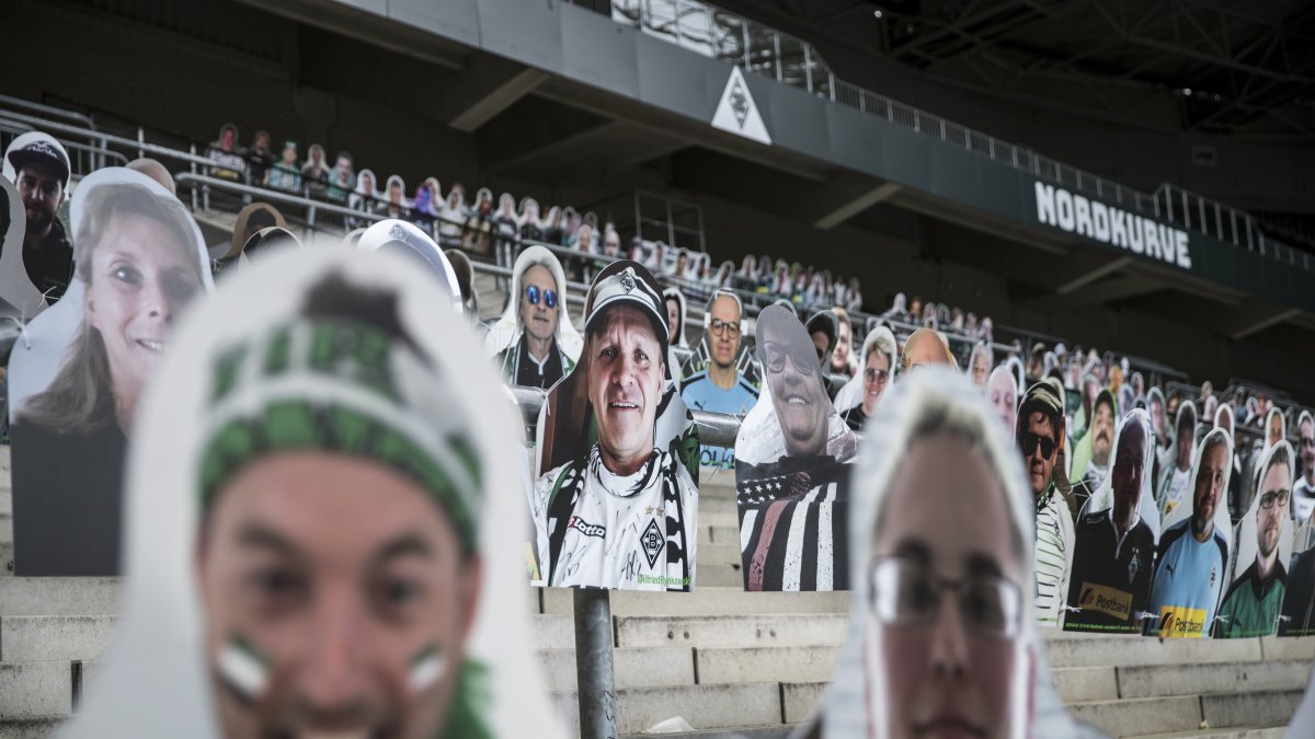 Los hinchas del Borussia Mönchengladbach pagarán para que sus imágenes estén en los graderíos en lo que resta de la temporada de la Bundesliga
