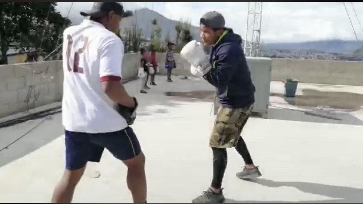 Erick Bone y su padre, José, entrenan en casa, en el norte de Quito.