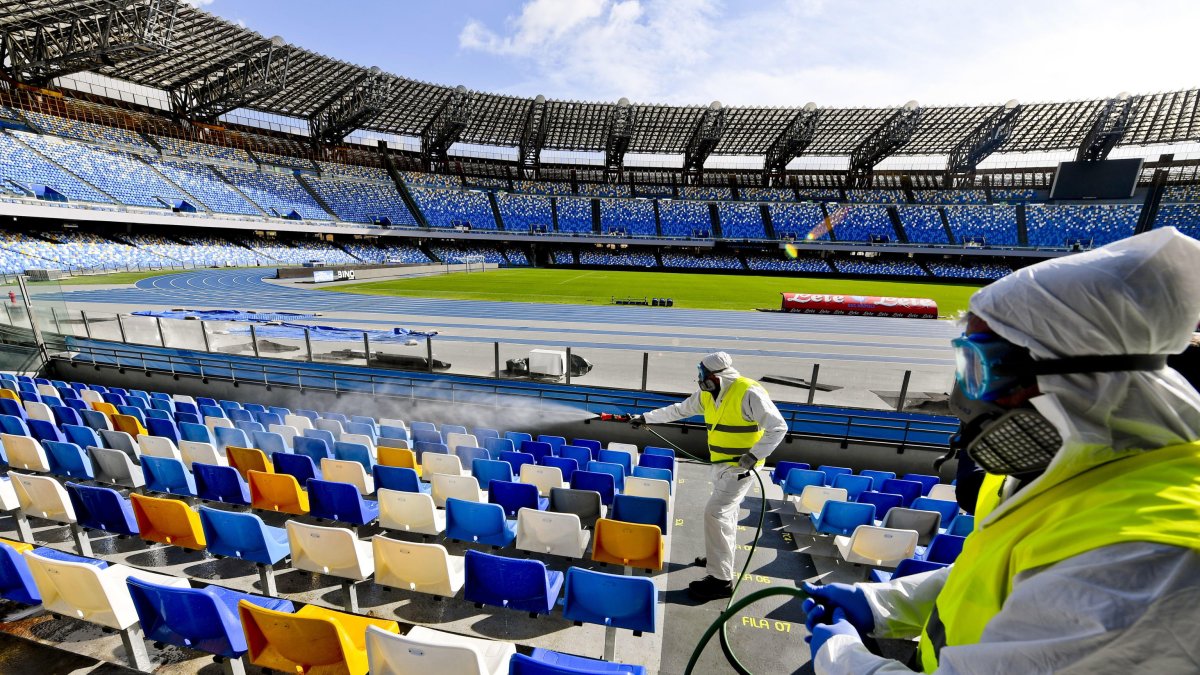 El estadio San Paolo de Nápoles es todavía fumigado para que entre sus graderíos no se albergue el virus que ya ha matado en ese país a más de 5.000 personas.