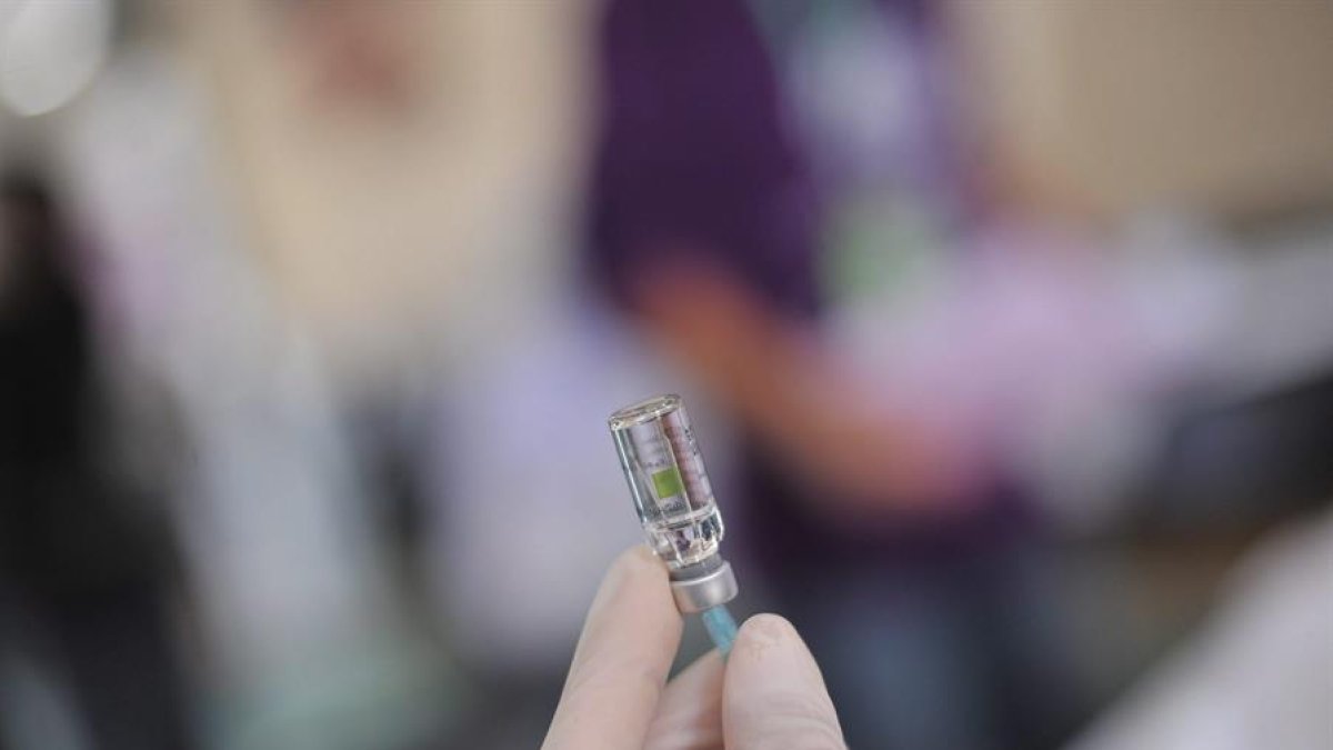 La vacuna experimental está hecha de un inofensivo virus de chimpancés diseñado para transportar parte del coronavirus.