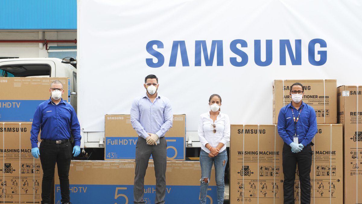 Samsung realizó entrega de aires acondicionados, refrigeradoras, lavadoras y televisores y más.