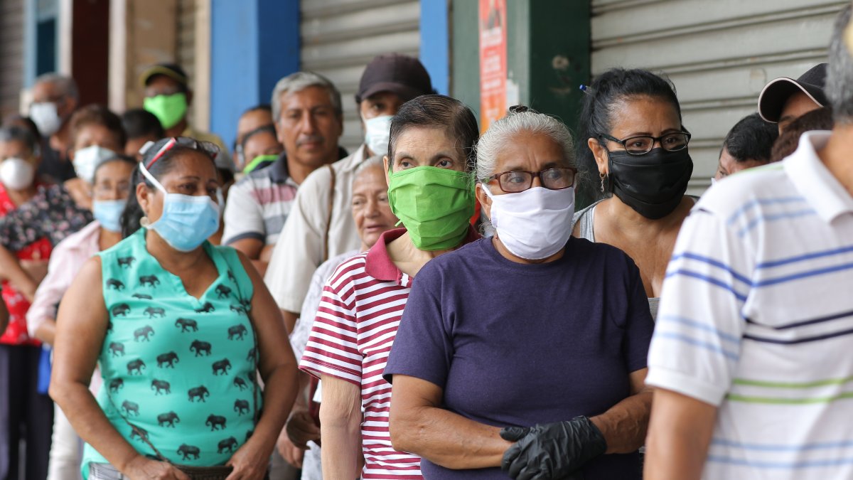 El 20 de marzo de 2020, esta fue la imagen fuera de las entidades financieras; se formaron largas filas de jubilados por cobrar sus pensiones.