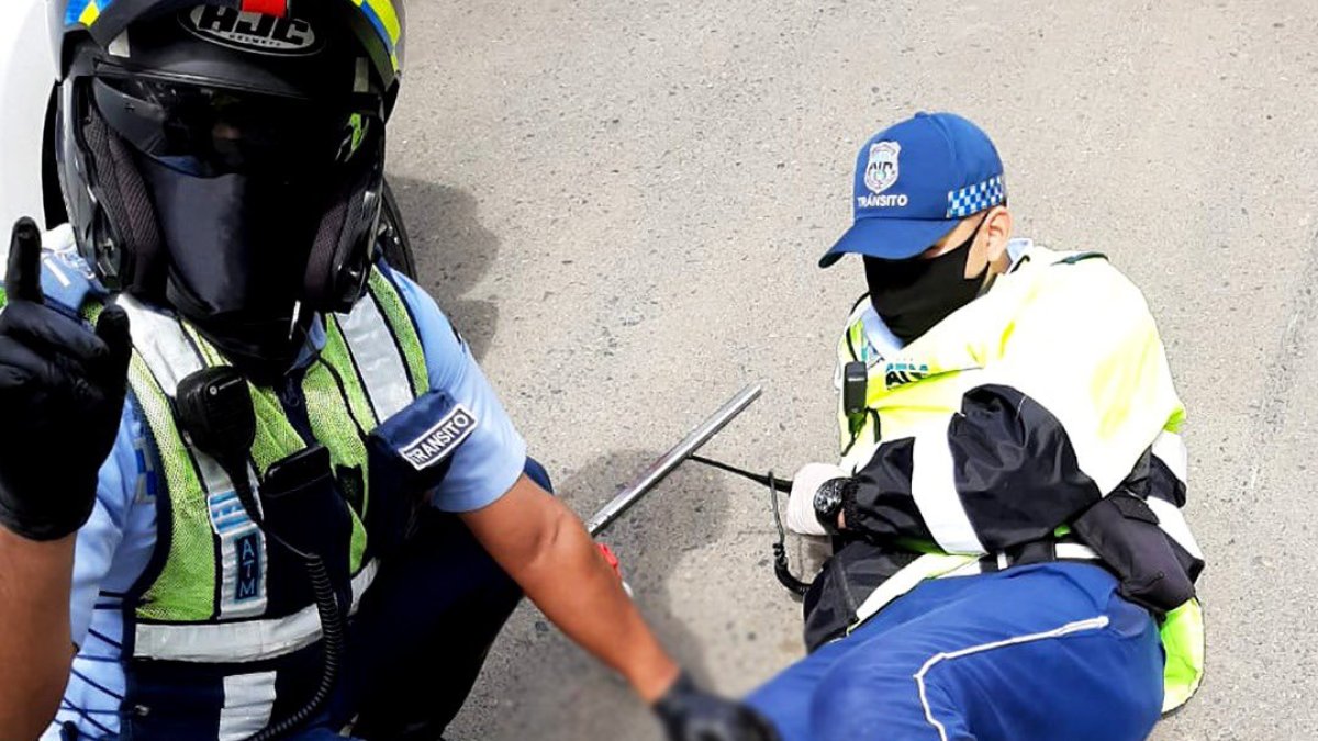 Agente de tránsito herido por dos ciudadanos, el 19 de abril de 2020.