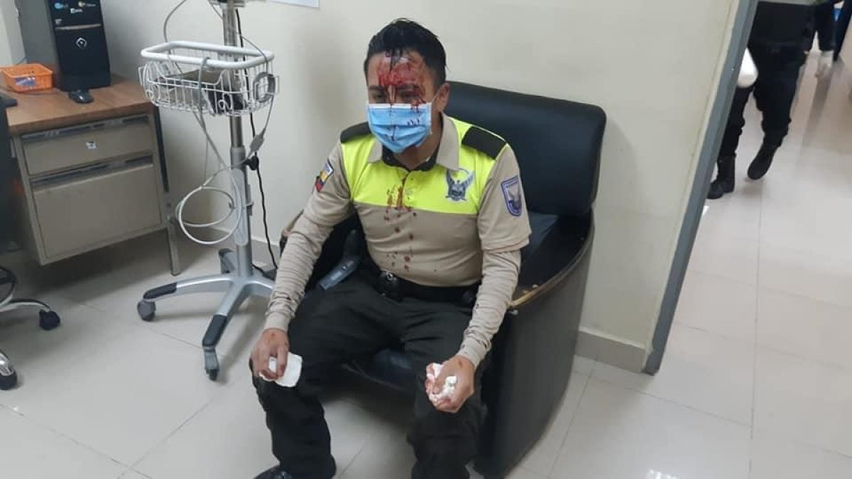 Un uniformado fue agredido por ciudadanos que incumplían el toque de queda