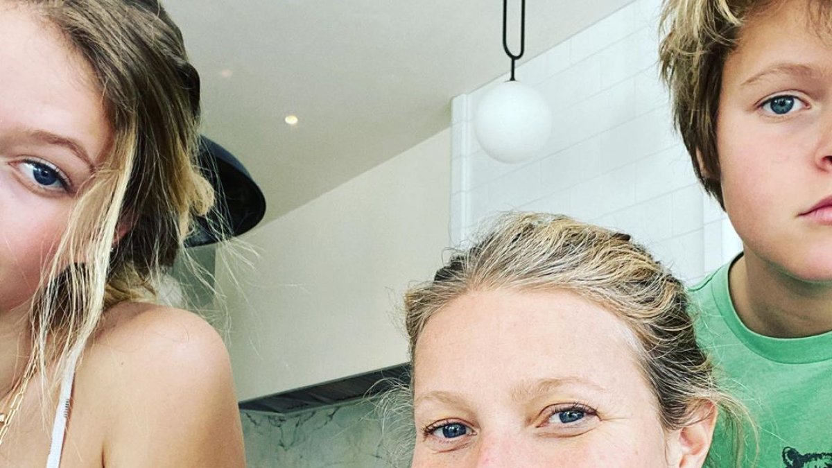 La actriz se comprometió a entregar personalmente el vestido a su comprador y compartir con él una copa de vino.