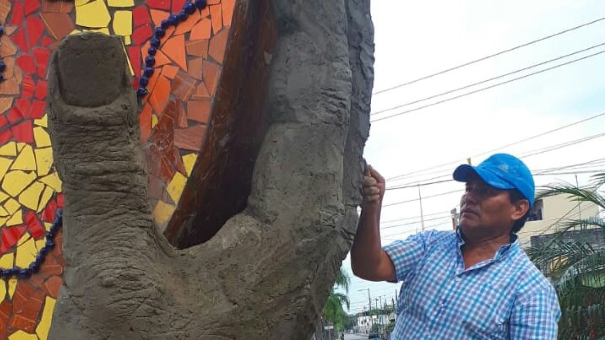 Arte. El artista trabaja dándole la forma requerida a una de sus esculturas gigantes en Milagro.