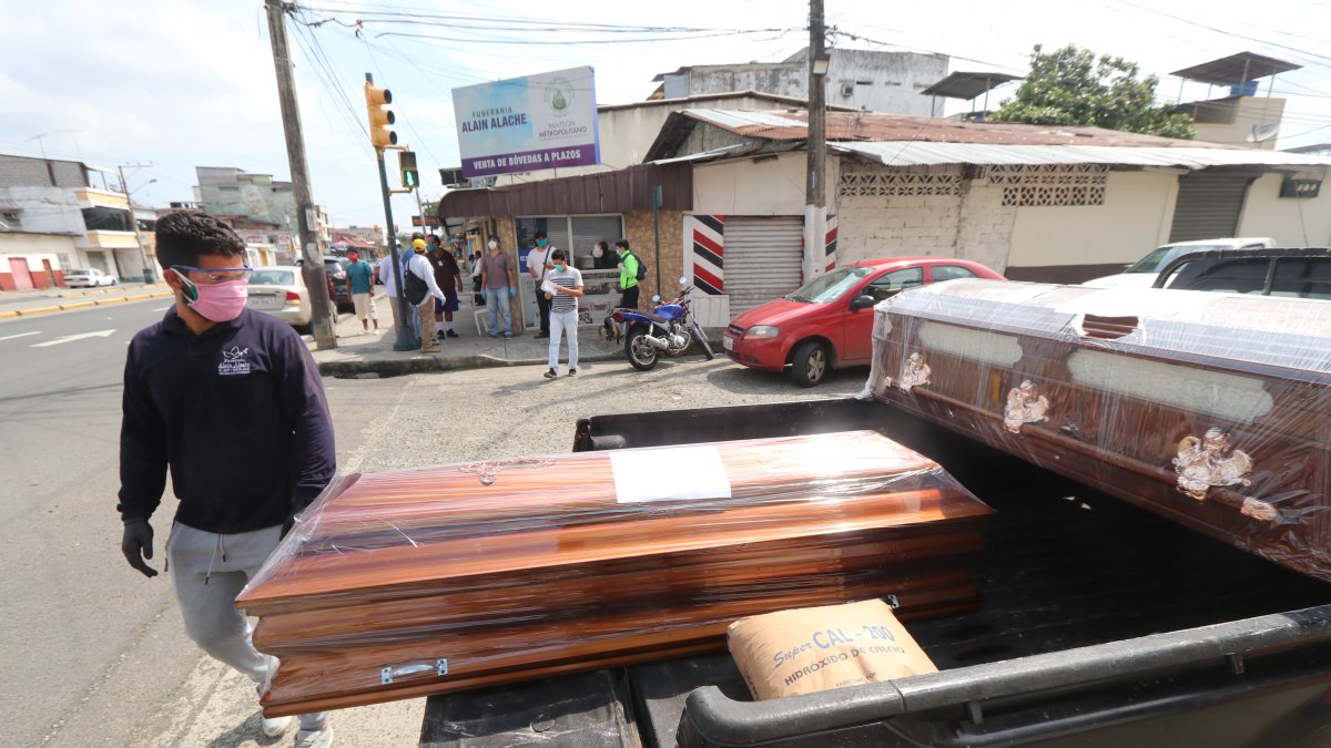 Referencial. Muchas funerarias vendieron todo y se quedaron sin cofres durante los días más críticos.