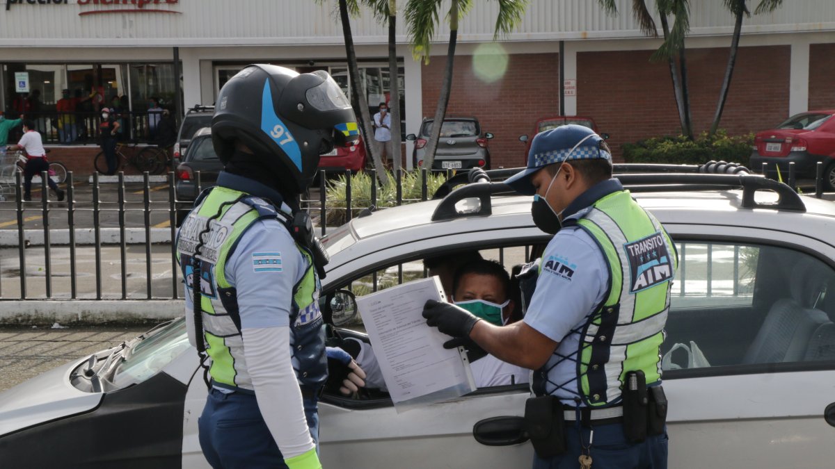 Los agentes de tránsito municipales de Guayaquil revisan el buen uso de los salvoconductos.