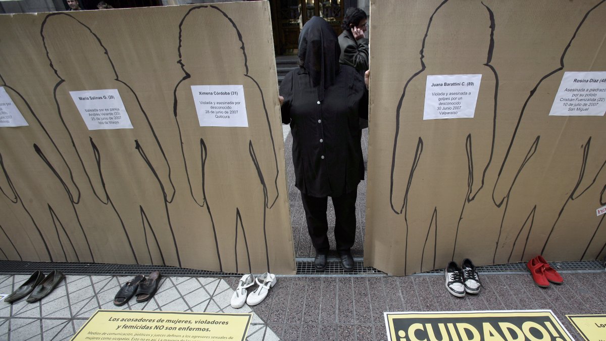 Una mujer con el rostro cubierto con un velo negro participa en una pasada manifestación organizada por la Red Chilena contra la Violencia Doméstica y Sexual en Santiago