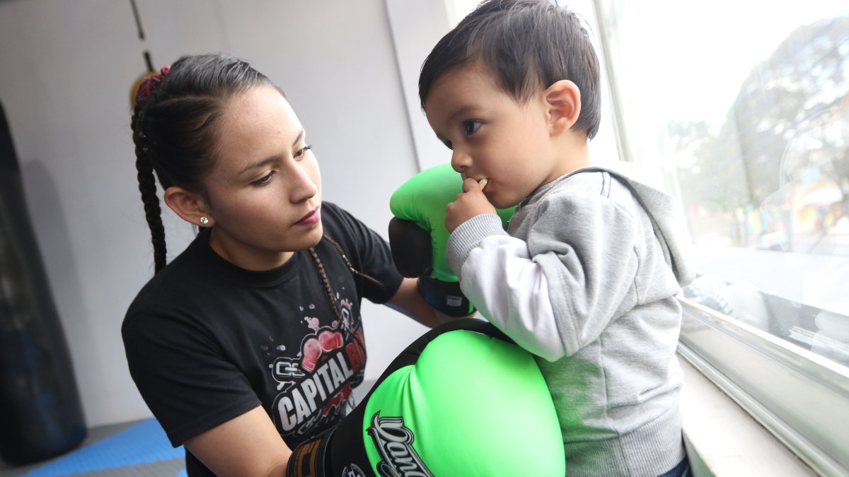 Jhosep Vizcaíno junto a su hijo, Gerard, de 3 años, en uno de los entrenamientos de la pugilista. Ella se acostumbró a trabajar con su pequeño acompañándola.