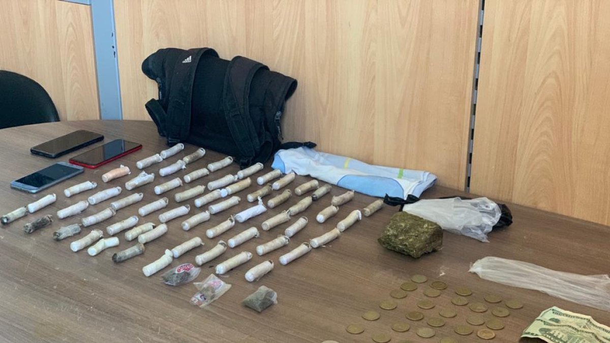 Alcaloide. La droga fue encontrada en el interior de una mochila.