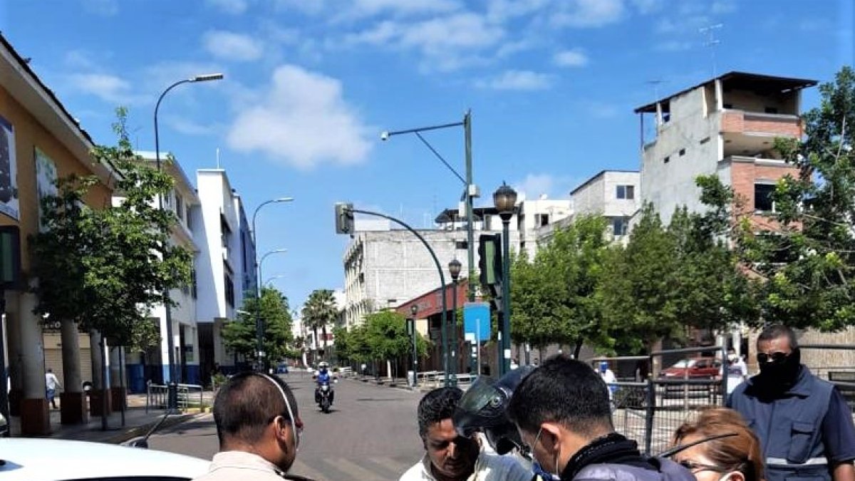 El hombre fue retenido y llevado a una sala de aislamiento.