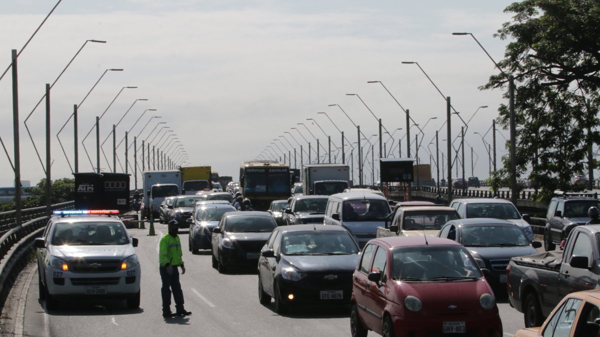 Gran carga vehicular en el Puente de la Unidad Nacional.