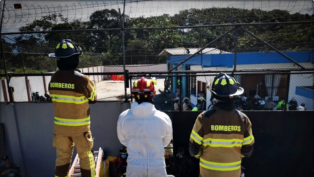 Policías y militares y bomberos sofocaron el lunes un motín en la cárcel del Puyo. Presos pedían más atención.