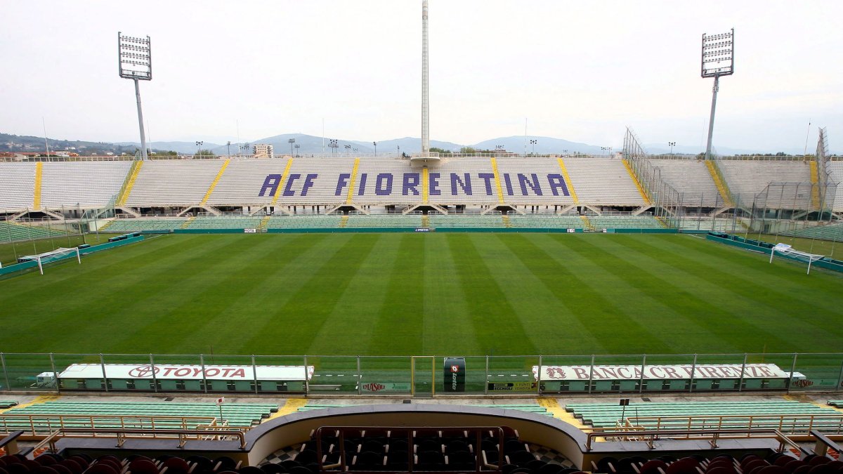 Vista del estadio 'Artemio Franch' en Florence, Italia, uno de los escenarios que lucen desolados por la inactividad de la Liga Serie A