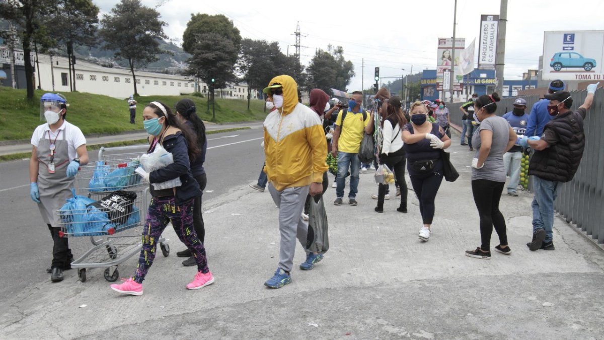 Familias enteras se movilizaron ayer por varios sectores de Quito rompiendo las medidas de aislamiento. Este relajamiento preocupa a las autoridades.