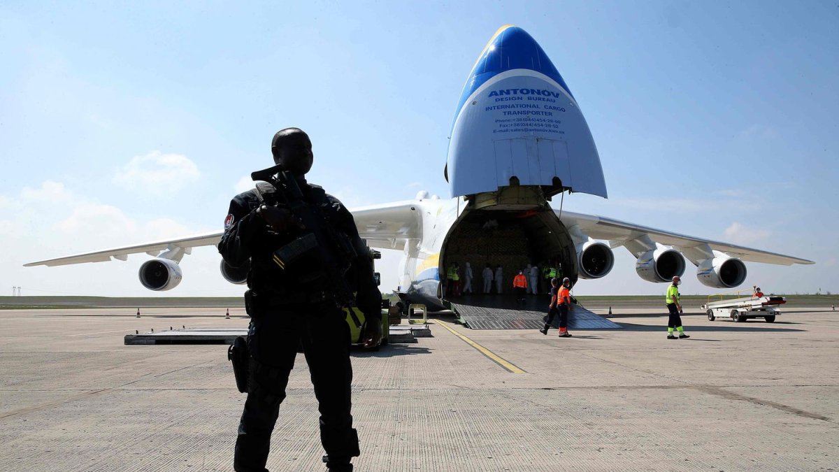 El pasado domingo llegó a París un avión con equipamiento sanitario chino.