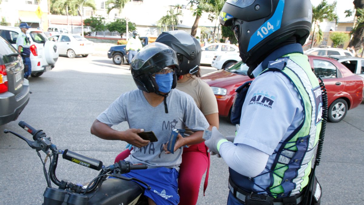 Motos. En diferentes sectores de Guayaquil, los motociclistas incumplen también con la norma.