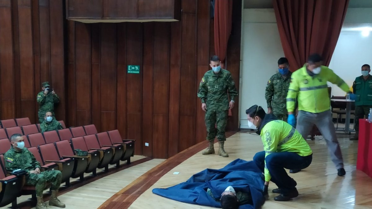 En la Academia de Guerra, en Quito, se capacitó a 40 miembros de Fuerzas Armadas en recolección de cuerpos