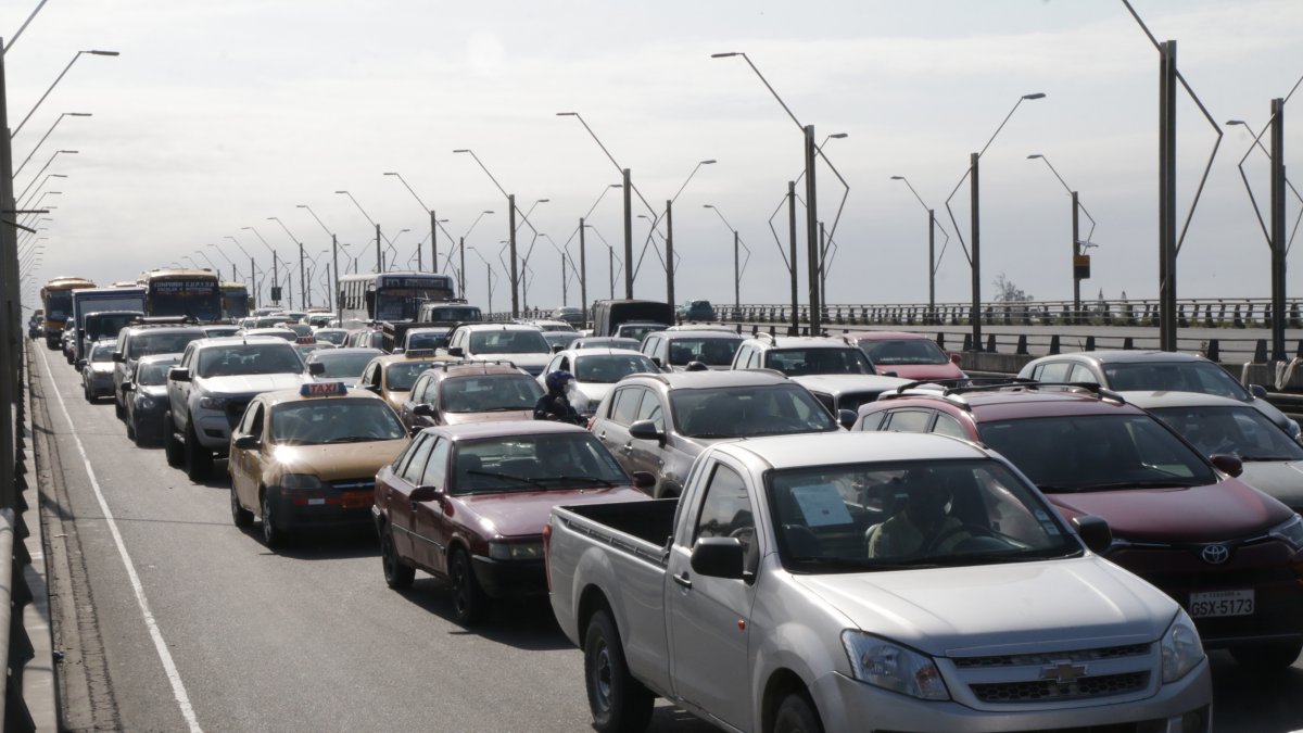 El flujo vehicular es alto en el puente de la Unidad Nacional.