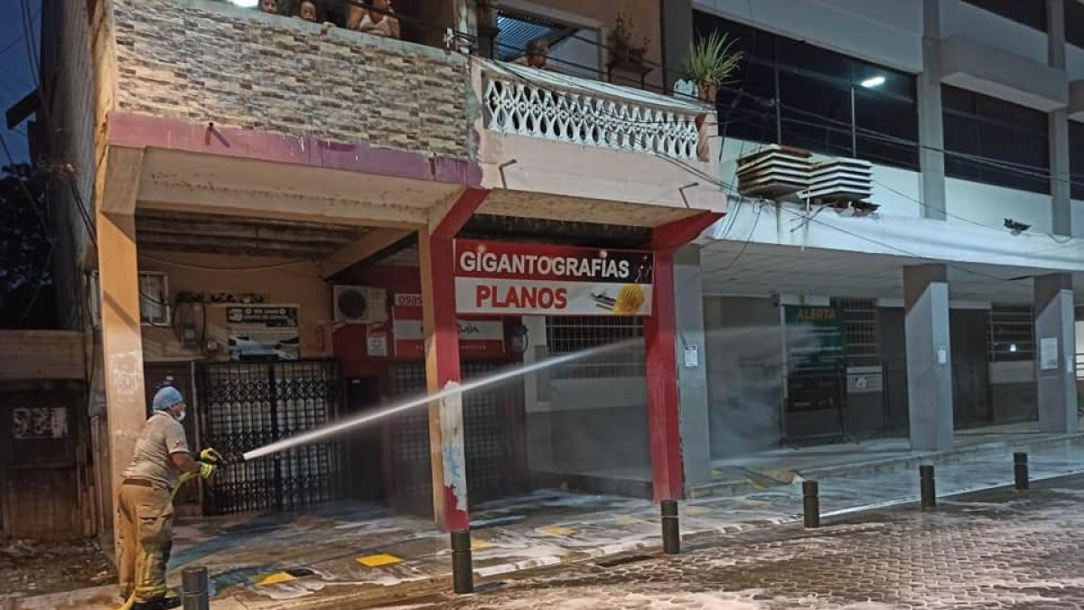 Trabajo. Bomberos del cantón guayasense participan en las tareas de desinfección.