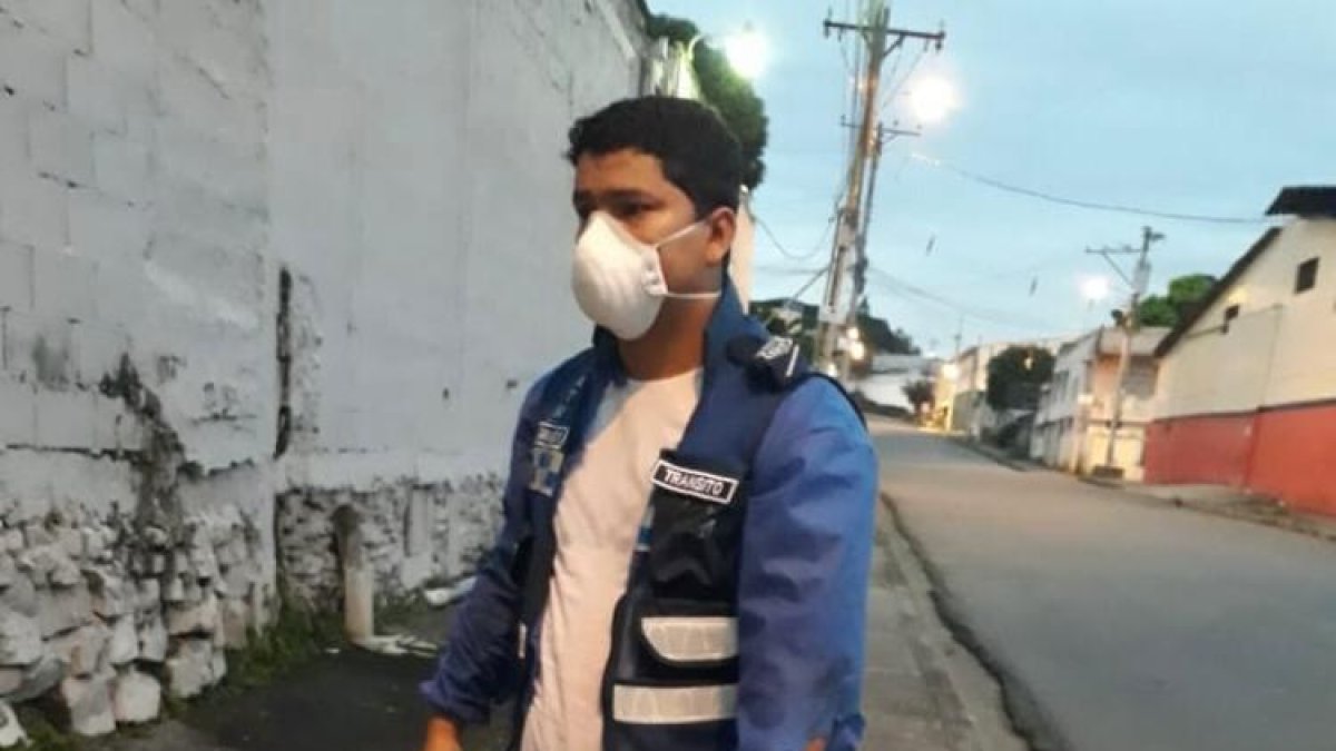 Agente de la ATM herido y asaltado por antisociales en Guayaquil.