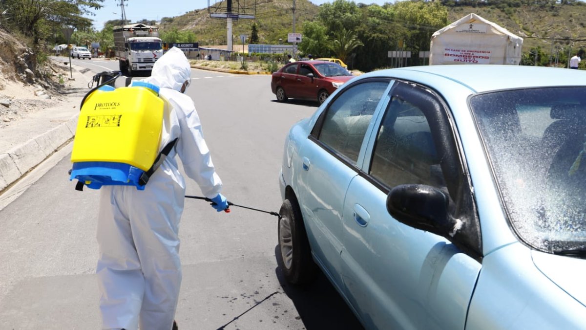 El Municipio de Quito desinfecta autos en los ingresos a la ciudad