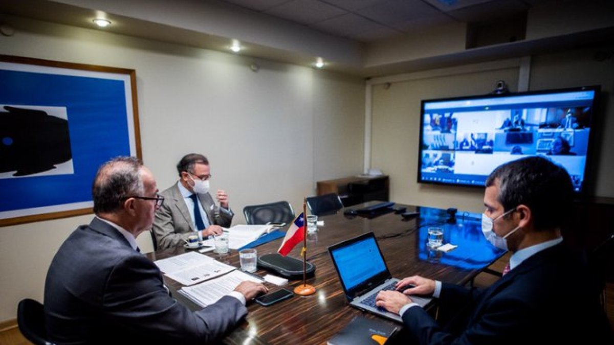 Los cancilleres de la Comunidad Iberoamericana mantuvieron una reunión virtual para coordinar acciones frente a la pandemia. En la imagen, los delegados chilenos.