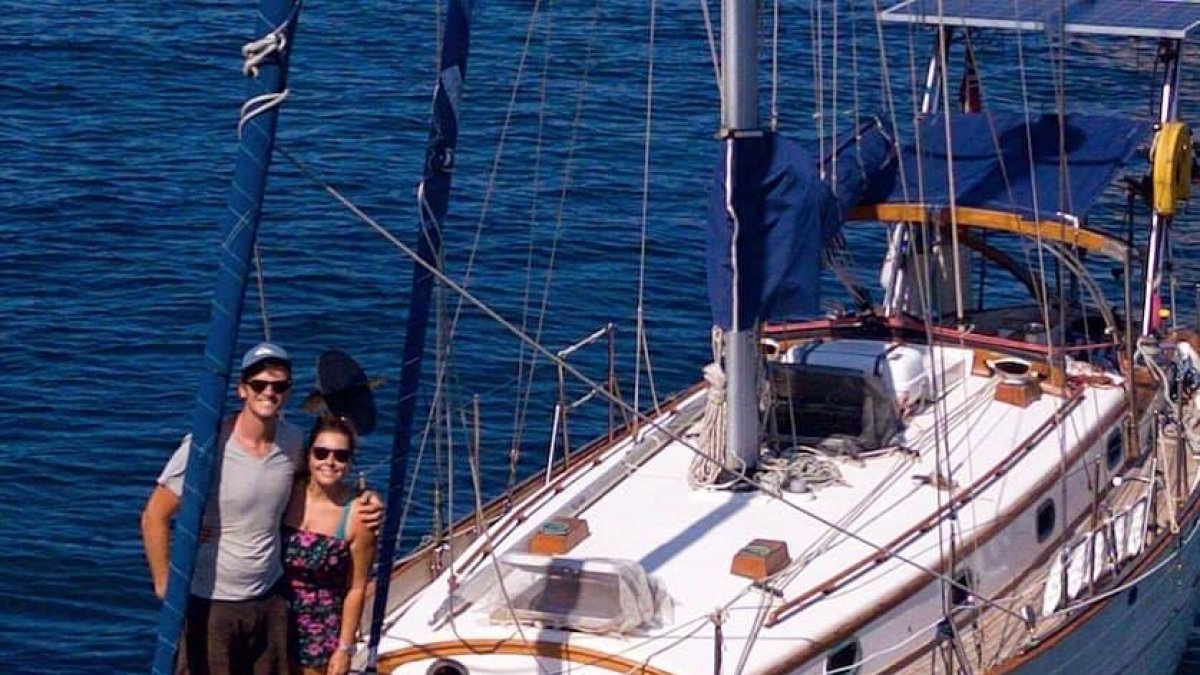 Elena y Ryan pidieron a sus familias y amigos que no les mandaran malas noticias mientras viajaban.