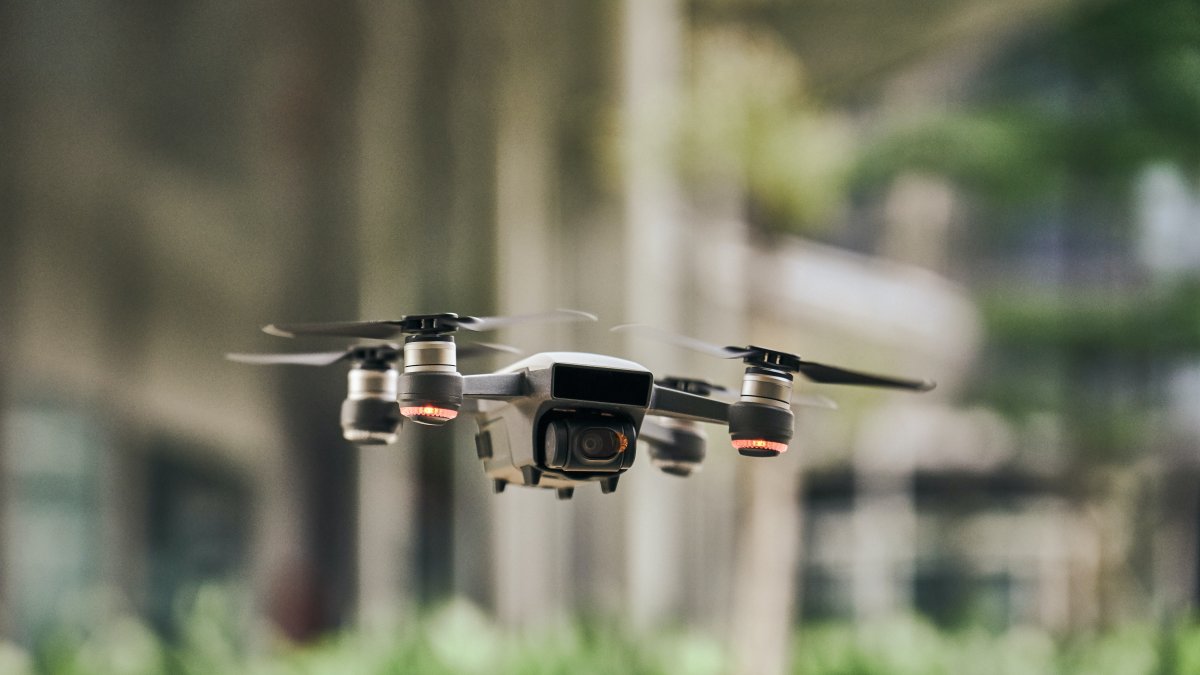 Los drones cuentan con un sensor especializado y con sistemas de visión computarizada para tomar la temperatura, así como los ritmos cardíacos y respiratorios.