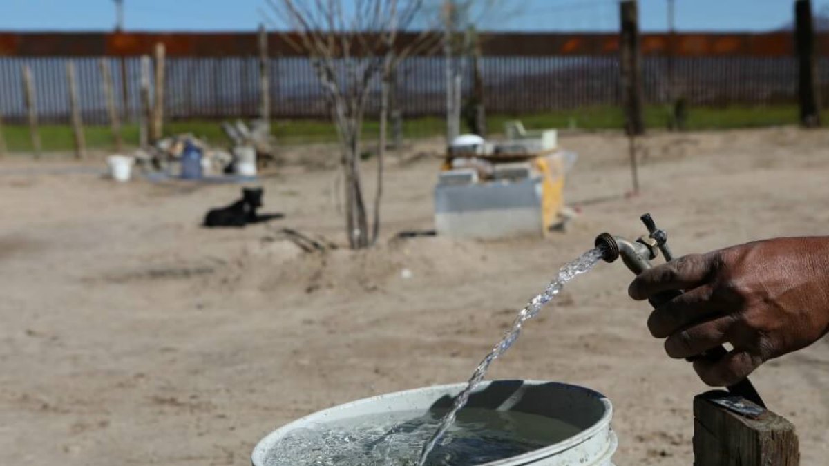 Recolección de agua en Anapra, una zona con un alto estrés hídrico al norte de México.