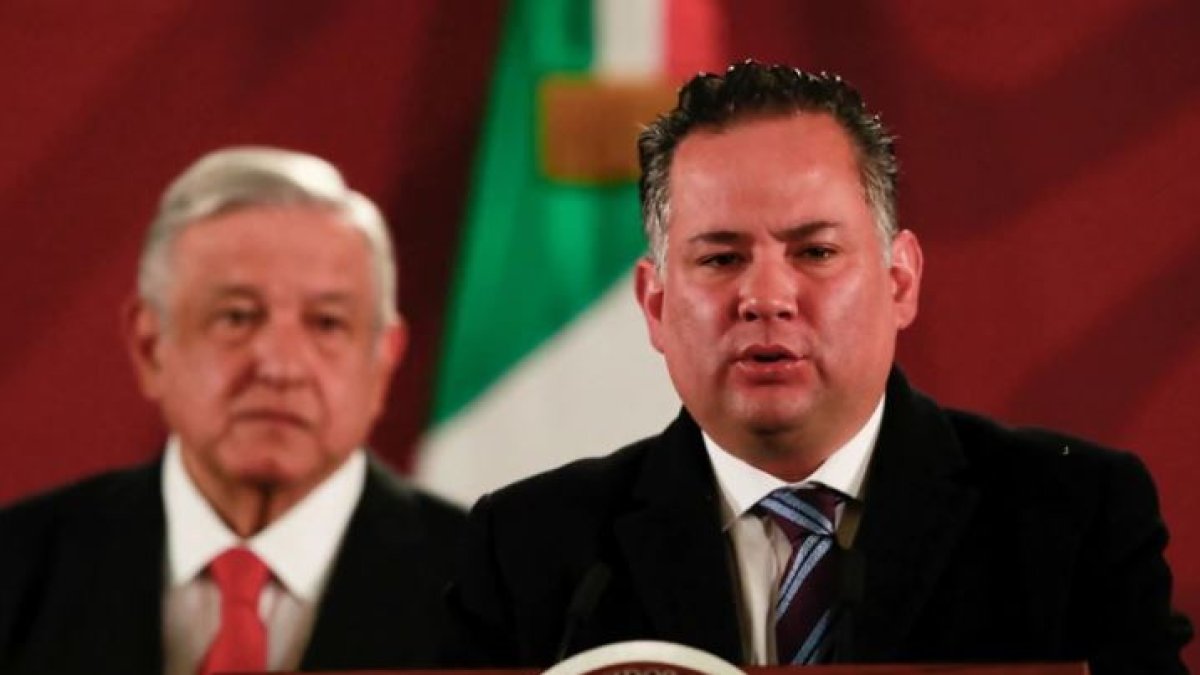 El titular de la Unidad de Inteligencia Financiera, Santiago Nieto, junto al presidente de México, Andrés Manuel López Obrador.