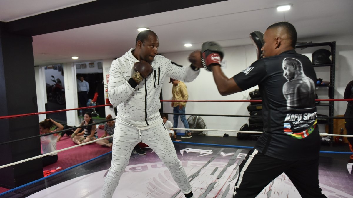 Luis Castillo (derecha) en un entrenamiento con su excolega, Beber Espinoza, en Quito.
