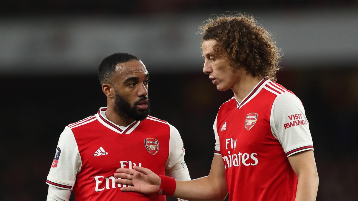 Alexandre Lacazette (i) y David Luiz (d) forman parte del grupo de jugadores que evadieron las disposiciones de aislamiento social.