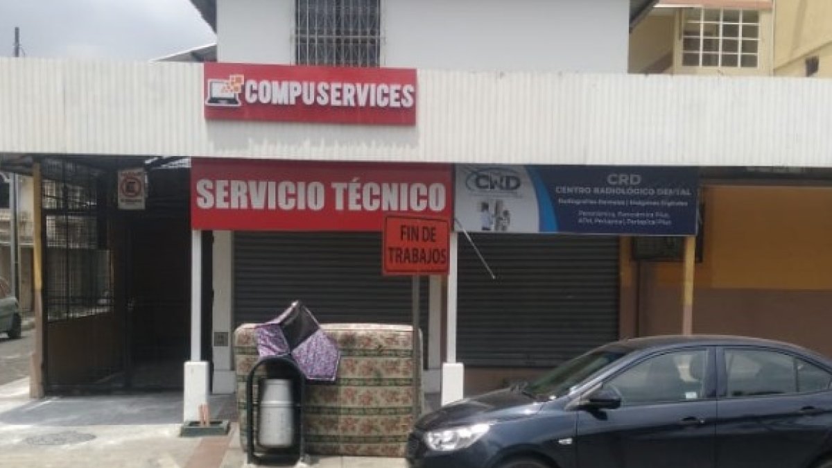 Situación. Colchones han sido abandonados en las aceras y calles en los últimos días.