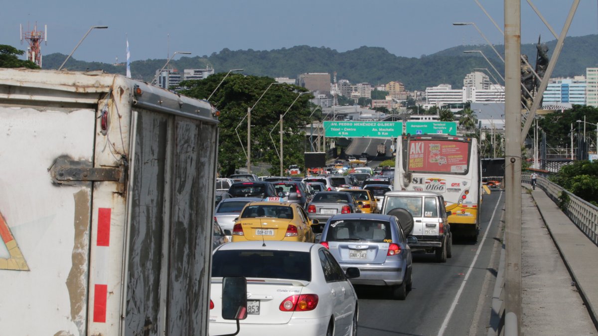 Aglomeración de vehículos en el puente de la Unidad Nacional.