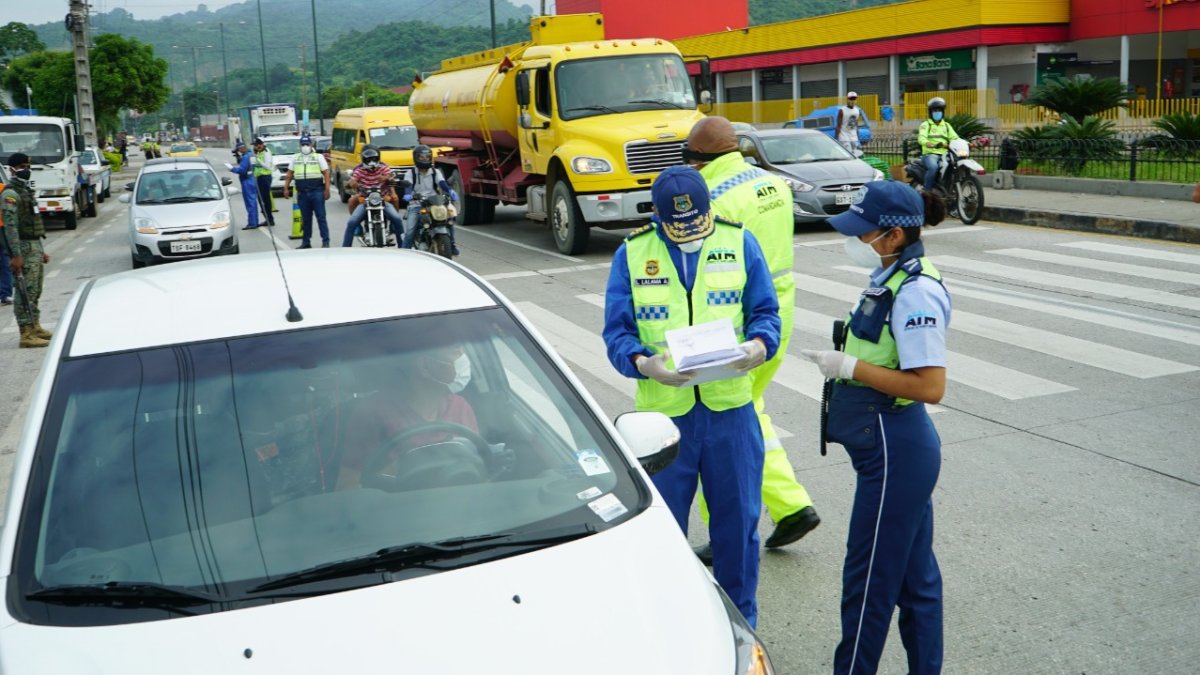 Operativo de control de placas y de salvoconductos en Guayaquil.