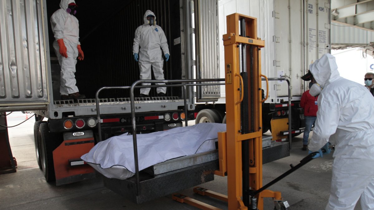 En el parque Bicentenario de Quito se hizo un simulacro de recolección de cadáveres por COVID-19