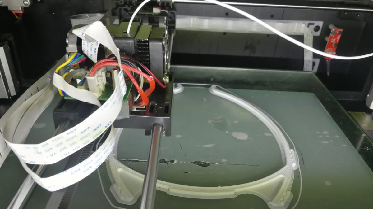 Hecho. Los alumnos apuntan a fabricar 1.000 protectores por mes.