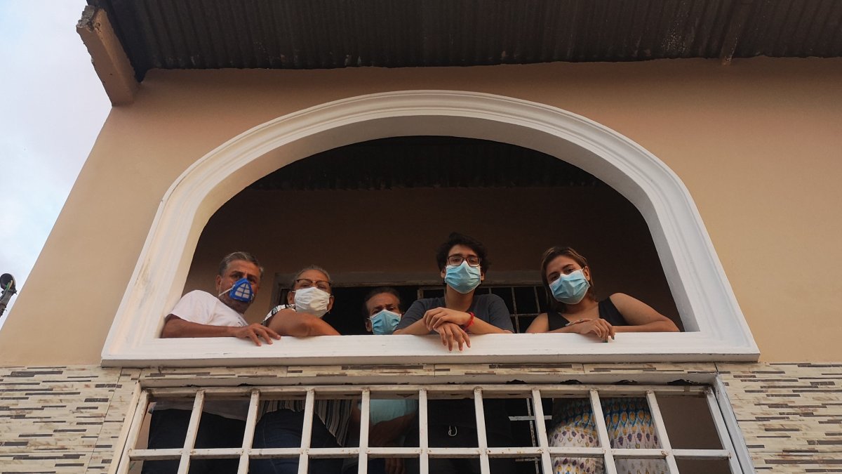 Familia López Sáenz, en el balcón de su vivienda, ubicada en el suburbio.