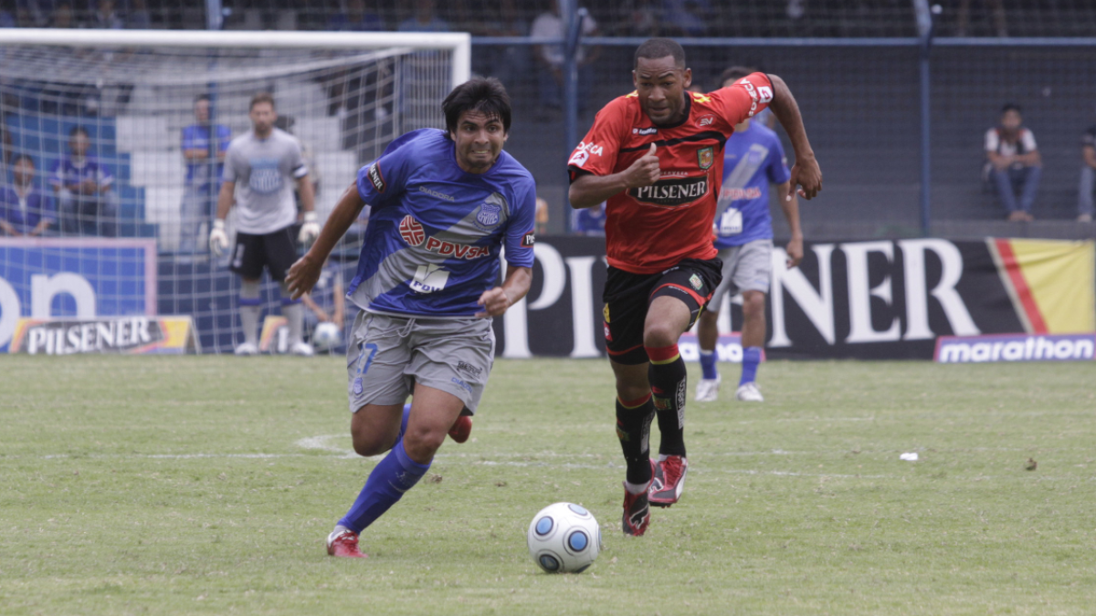 El exatacante de Emelec, Franco Mendoza (i) afirmó que aún le guarda cariño al club azul.