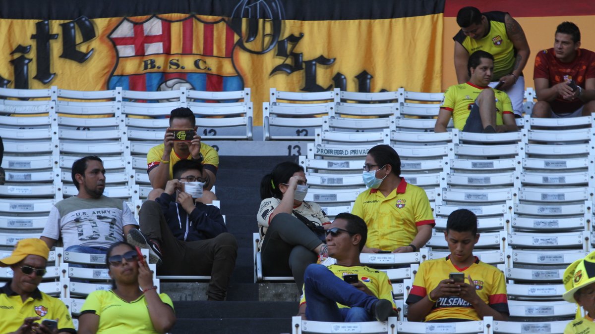 Los hinchas tendrán que respetar la distancia de un metro y medio dentro de los graderíos de los estadios.