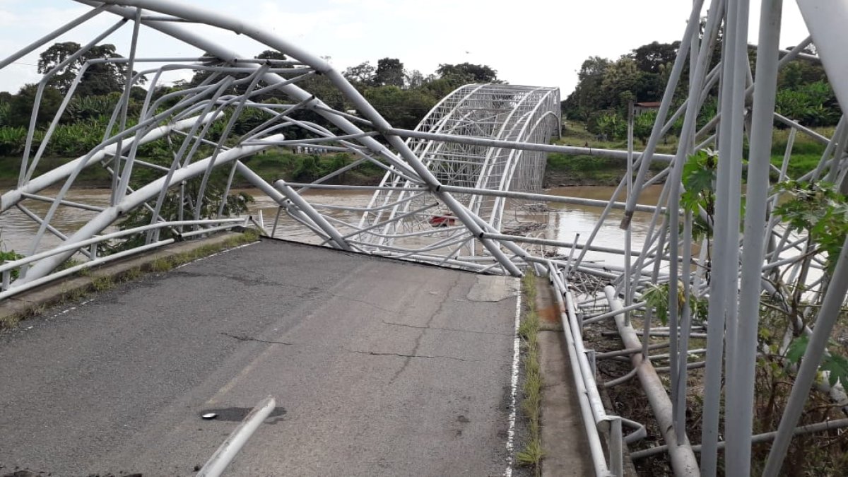 La tarde de este jueves se desprendió el puente de Colimes, en Guayas, mientras circulaba un tráiler.