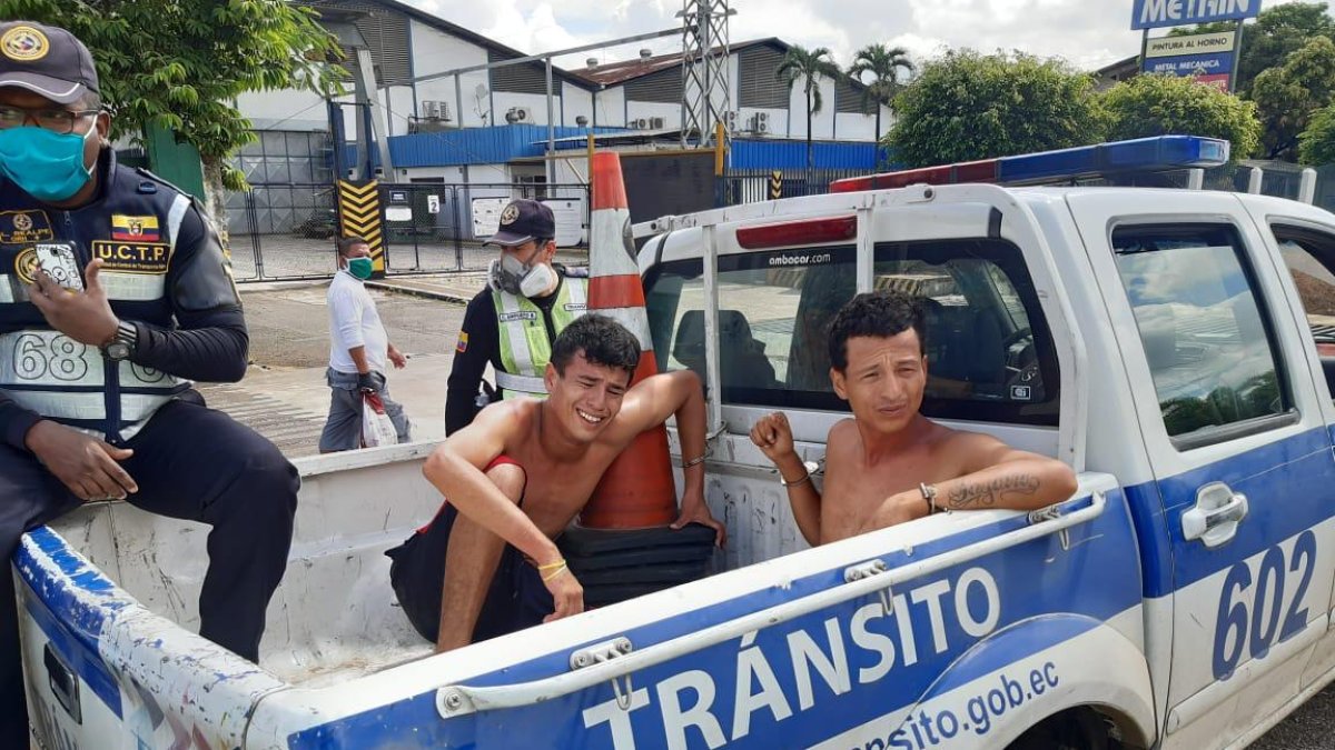 En Guayaquil, un agente de la ATM fue herido con un cuchillo por personas que se movilizaban en una moto