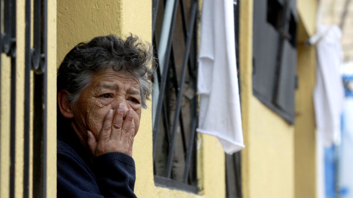En el sector de La Comuna, en el noroccidente de Quito, personas de escasos recursos dicen que necesitan víveres.