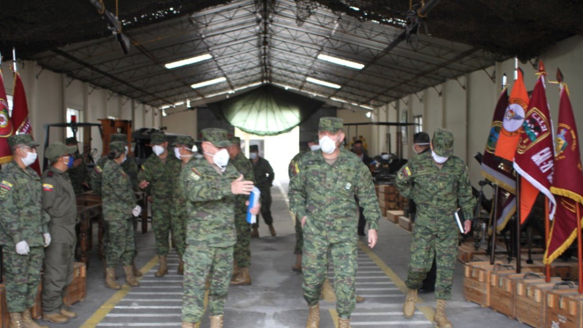 El comandante del Ejército Luis Altamirano visitó el Comando Logístico Reino de Quito.