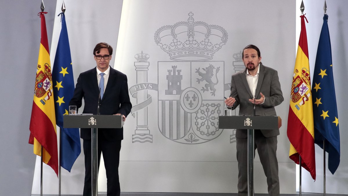 El Ministro de Salud español, Salvador Illa y el Viceprimer Ministro de Derechos Sociales y Desarrollo Sostenible, Pablo Iglesias (D), durante la conferencia de prensa de este jueves, en Madrid.