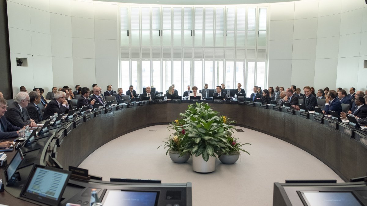 La directora del organismo, Kristalina Georgieva, reunida con el Directorio Ejecutivo del Fondo.