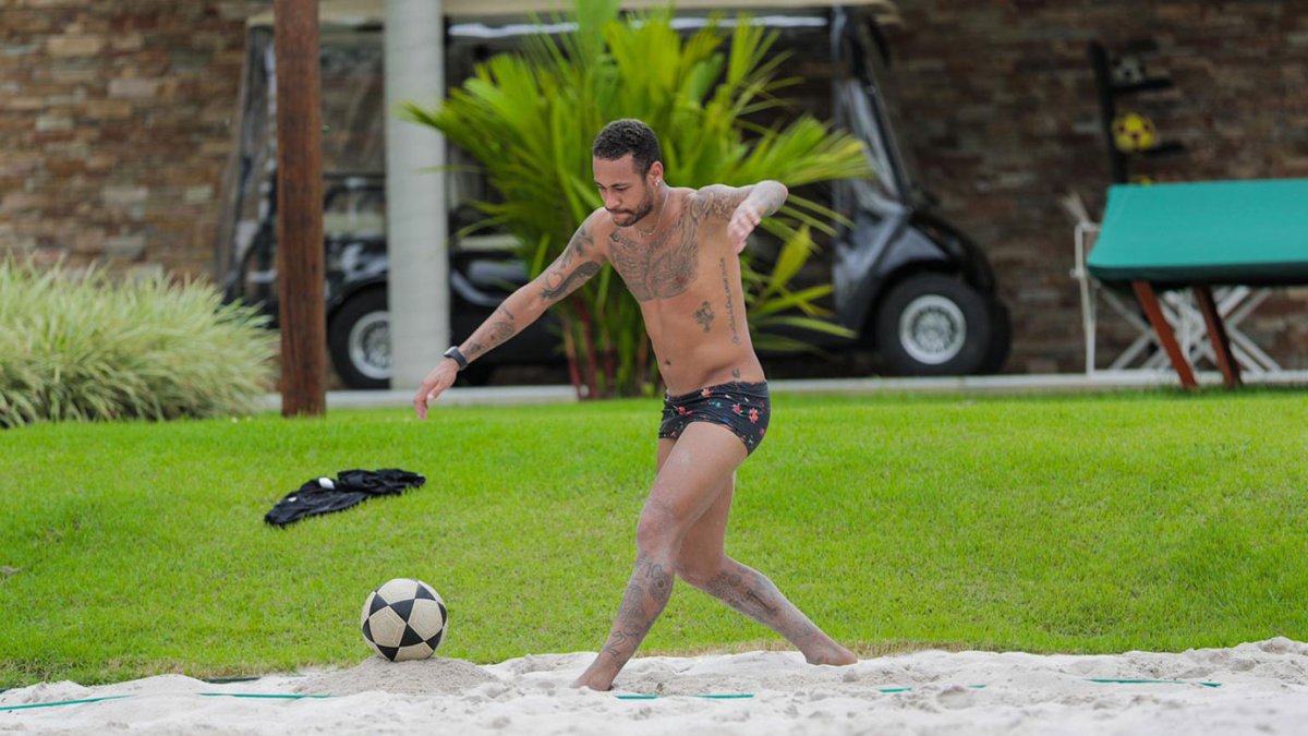 Neymar entrena en su masión de Río de Janeiro donde dispone de amplios espacios para cumplir con el distanciamiento social.