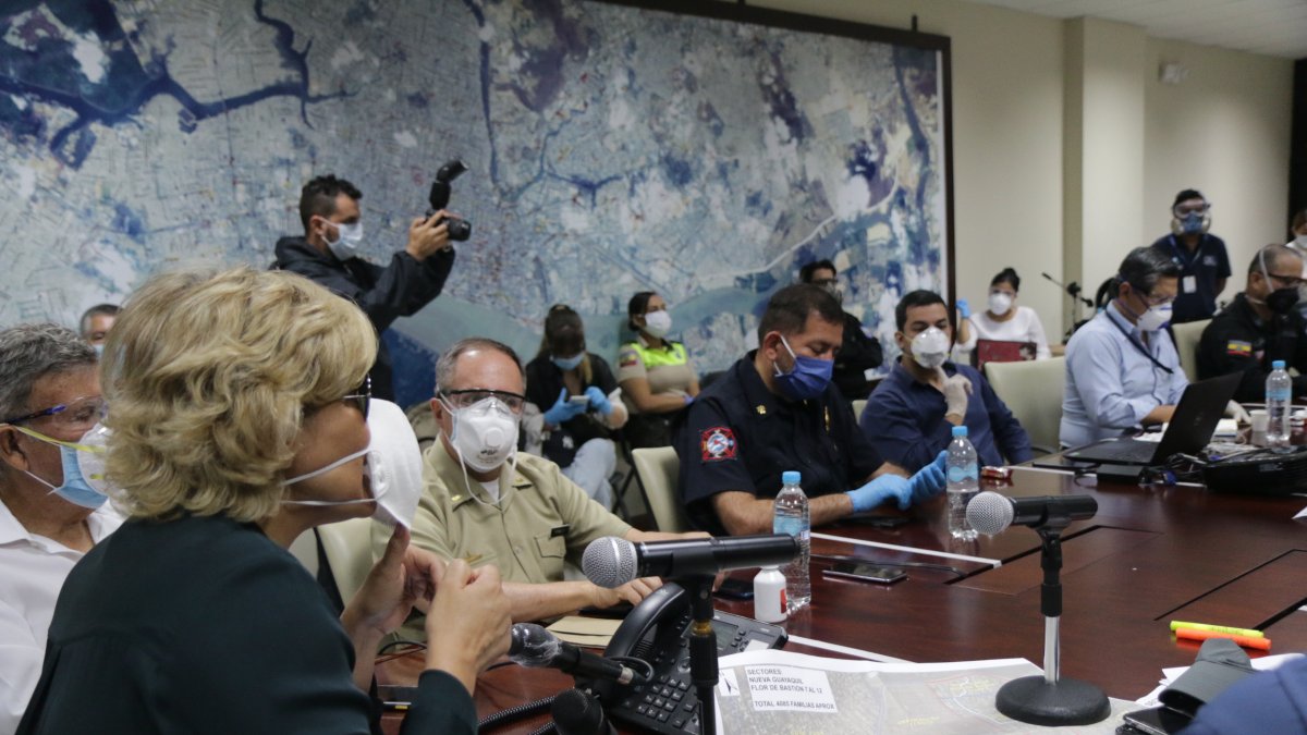 Reunión. La alcaldesa Viteri, en el COE cantonal.